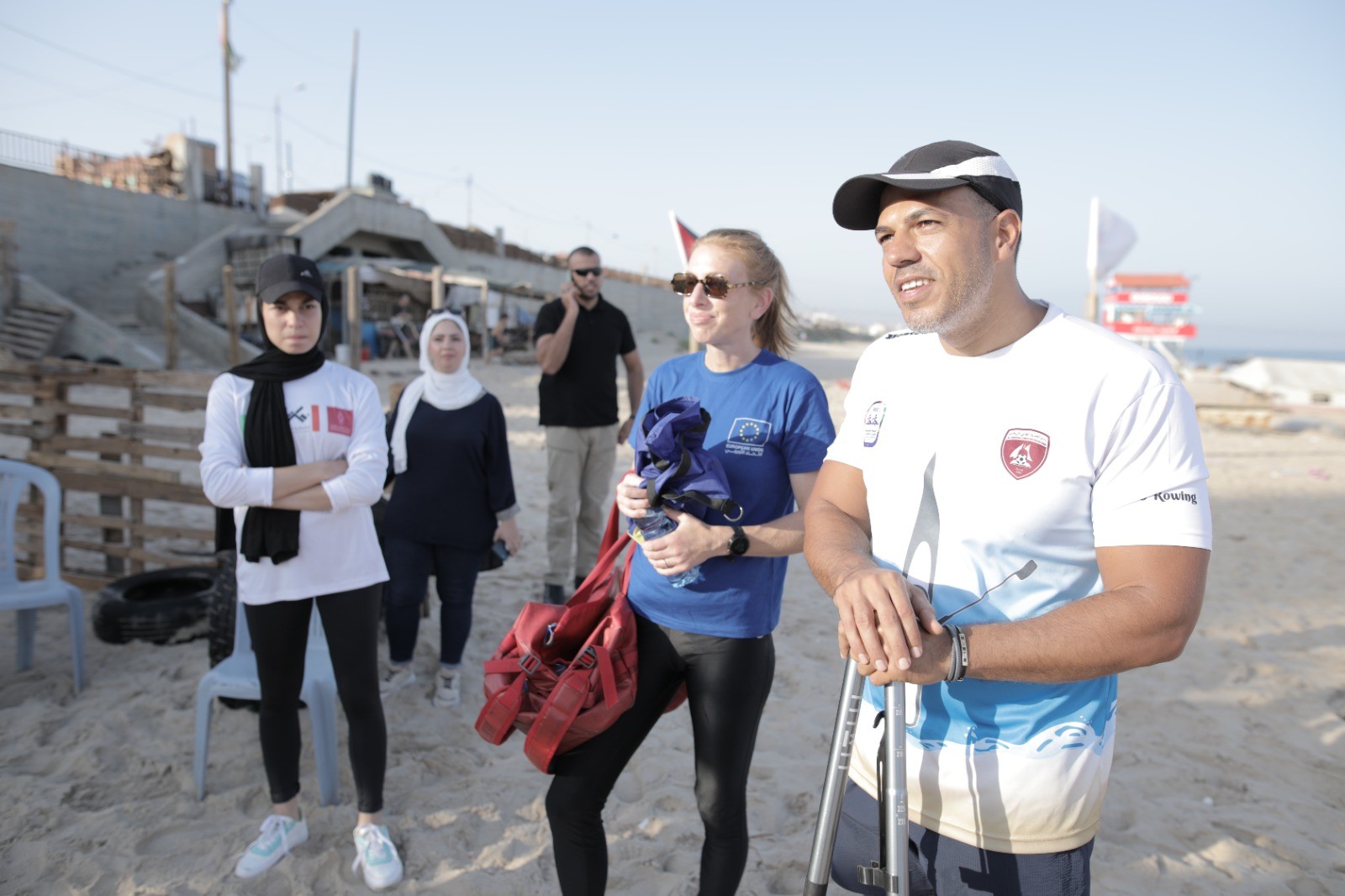 وفد من الاتحاد الأوروبي يمارس رياضة التجديف على شاطئ بحر غزة بدعوة من اتحاد الشراع والتجديف 10.jpg