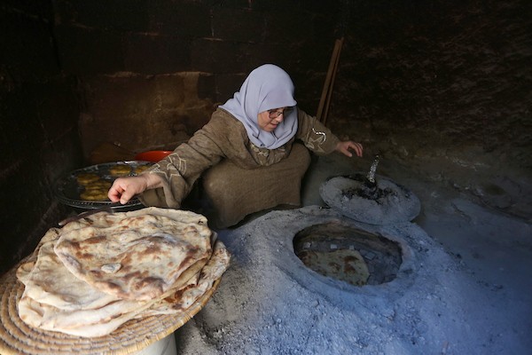 الفلسطينية فاطمة حماد ٥٧ عاما، تصنع خبز الطابون منذ أكثر من ٤٠ عاماً في بلدة جماعين جنوب مدينة نابلس 23.jpg