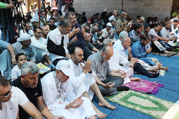 صلاة الجمعة أمام مقر الصليب الأحمر في غزة تضامنا مع الأسرى الفلسطينيين في السجون الإسرائيلية 4.jpg