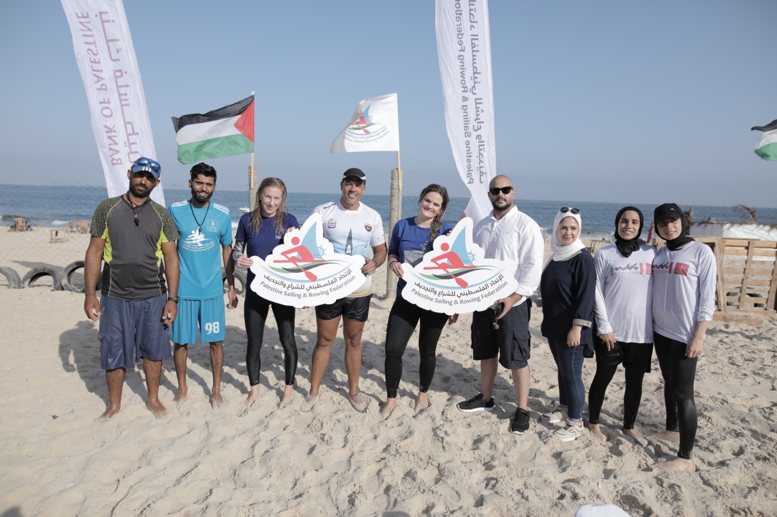 وفد من الاتحاد الأوروبي يمارس رياضة التجديف على شاطئ بحر غزة بدعوة من اتحاد الشراع والتجديف 2.jpg
