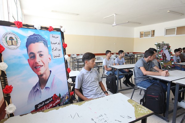 الصفوف الدراسية في مدرسة أبو عبيدة بن الجراح الثانوية تتزين بصور طلابها الشهداء 3.jpg