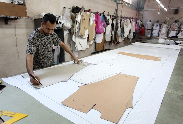 عشرات العاملين في مصنع حسنكو يبدعون بتصميم وخياطة بناطيل الجينز 1.jpg