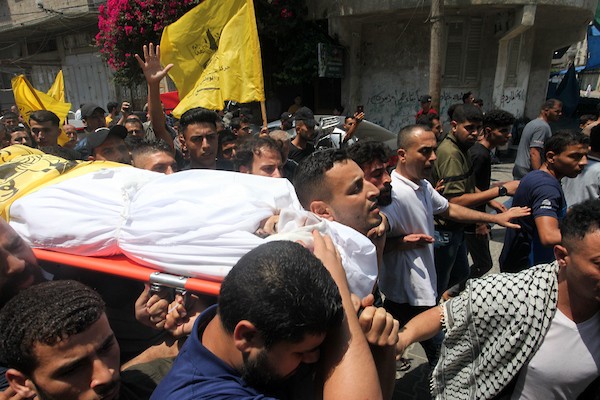 فلسطينيون يشعيون جثامين شهداء عائلة نجم الذين استشهدوا جراء غارة إسرائيلية في مقبرة الفالوجا في جباليا 2.jpg