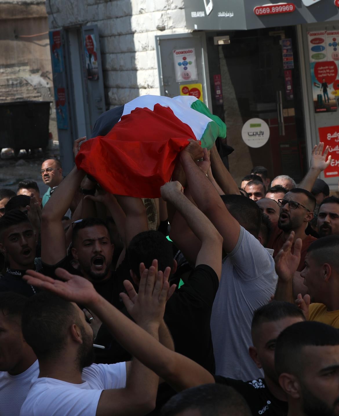 تشييع جثمان الشهيد صلاح صوافطة (58 عاما) إلى مثواه الأخير في طوباس 9.jpg