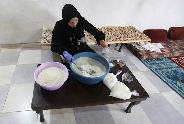 الفلسطينية أبو سعادة تُعيد إحياء صناعة أكلة الكِشك التراثية في خان يونس 5.jpg