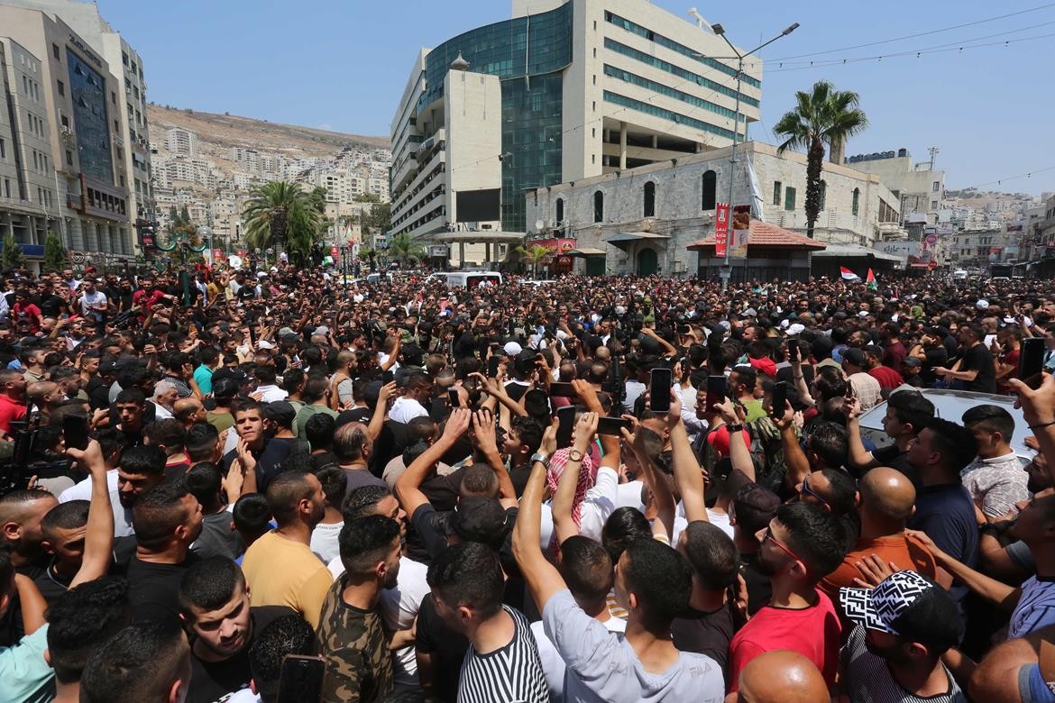 عشرات الآلاف يشيعون جثامين شهداء نابلس الثلاثة في موكب جنائزي مهيب.jpg