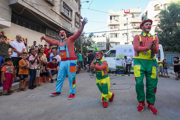مهرجون فلسطينيون يشاركون في حدث ترفيهي للتفريغ النفسي عن الأطفال في أعقاب انتهاء العدوان الإسرائيلي على غزة.jpg