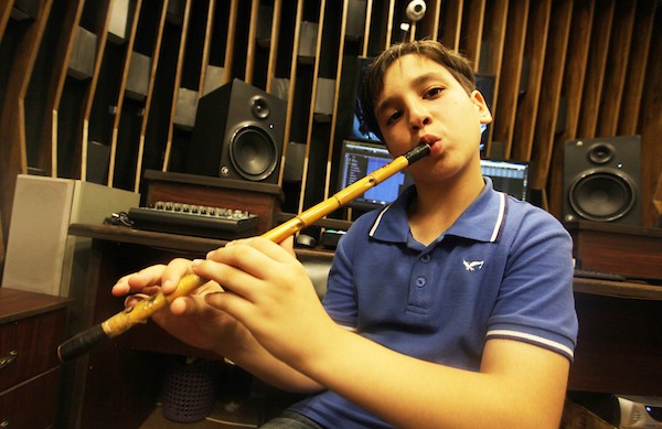 الطفل الفنان بشير الأيوبي (11 عاماً) يبدع في العزف على آلة الناي.jpg