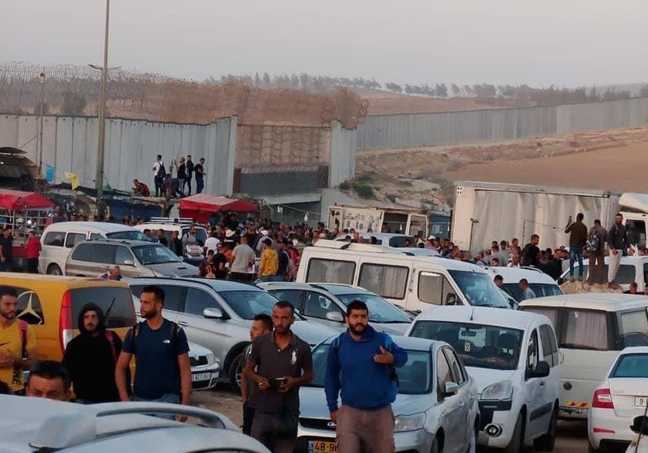آلاف العمال الفلسطينيون يعتصمون على المعابر.jpg