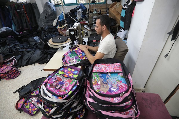 اقتراب العودة إلى المدارس يُنعش مصنع الحقائب في دير البلح 3.jpg