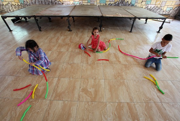 أطفال يمارسون أنشطة التفريغ النفسي في مدينة غزة 24.jpg