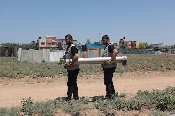 خبراء متفجرات فلسطينيون يعملون على إبطال بقايا الصواريخ الإسرائيلية التي لم تنفجر خلال العدوان الأخير على غزة 25.jpg