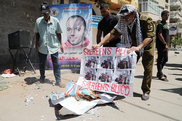 صلاة الجمعة أمام مقر الصليب الأحمر في غزة تضامنا مع الأسرى الفلسطينيين في السجون الإسرائيلية 12.jpg