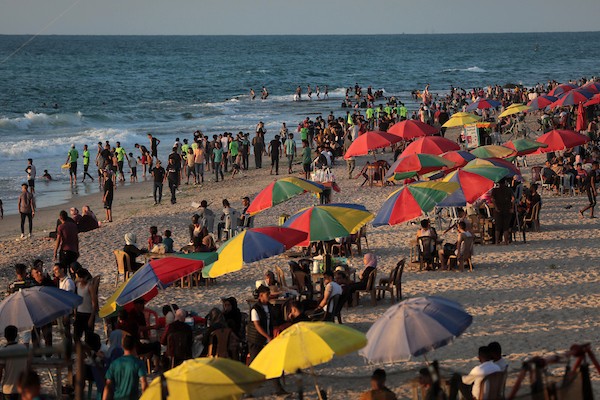 فلسطينيون يستمتعون بأوقاتهم على شاطئ بحر دير البلح في الجمعة الأولى بعد إعلان وقف إطلاق النار 3.jpg