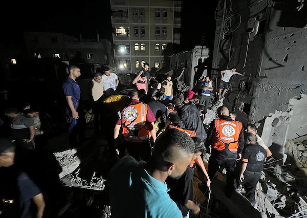فلسطينيون وطواقم الدفاع المدني تجري عمليات بحث عن ناجين بعد استهداف منزل بغارة جوية إسرائيلية في مدينة رفح 7.jpg