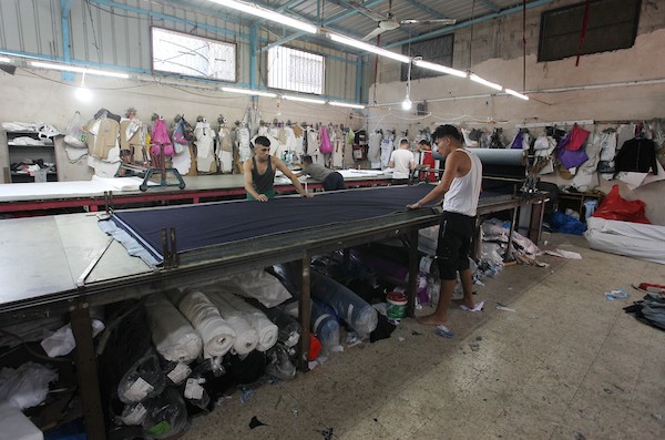 عشرات العاملين في مصنع حسنكو يبدعون بتصميم وخياطة بناطيل الجينز.jpg