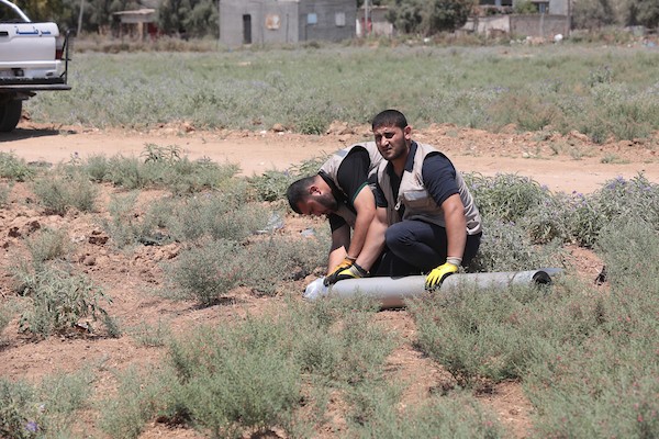 خبراء متفجرات فلسطينيون يعملون على إبطال بقايا الصواريخ الإسرائيلية التي لم تنفجر خلال العدوان الأخير على غزة 11.jpg