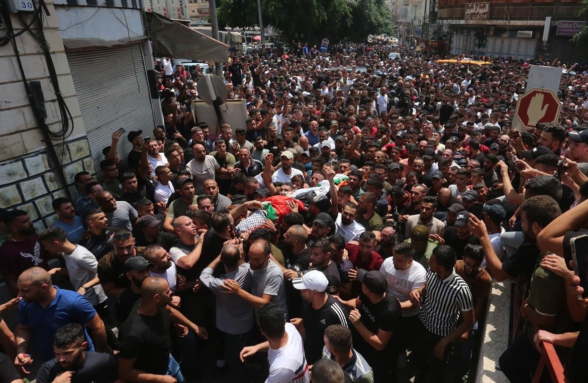عشرات الآلاف يشيعون جثامين شهداء نابلس الثلاثة في موكب جنائزي مهيب 3.jpg