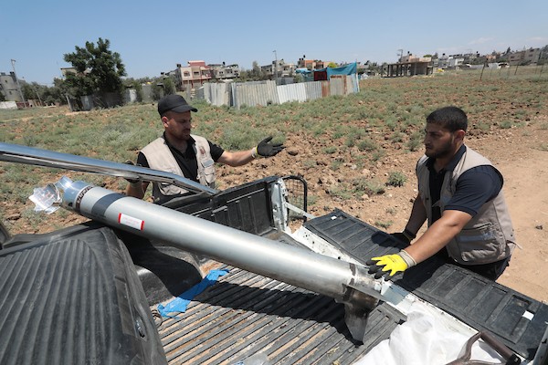 خبراء متفجرات فلسطينيون يعملون على إبطال بقايا الصواريخ الإسرائيلية التي لم تنفجر خلال العدوان الأخير على غزة 19.jpg