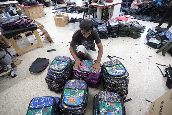اقتراب العودة إلى المدارس يُنعش مصنع الحقائب في دير البلح 9.jpg