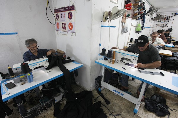 عشرات العاملين في مصنع حسنكو يبدعون بتصميم وخياطة بناطيل الجينز 8.jpg