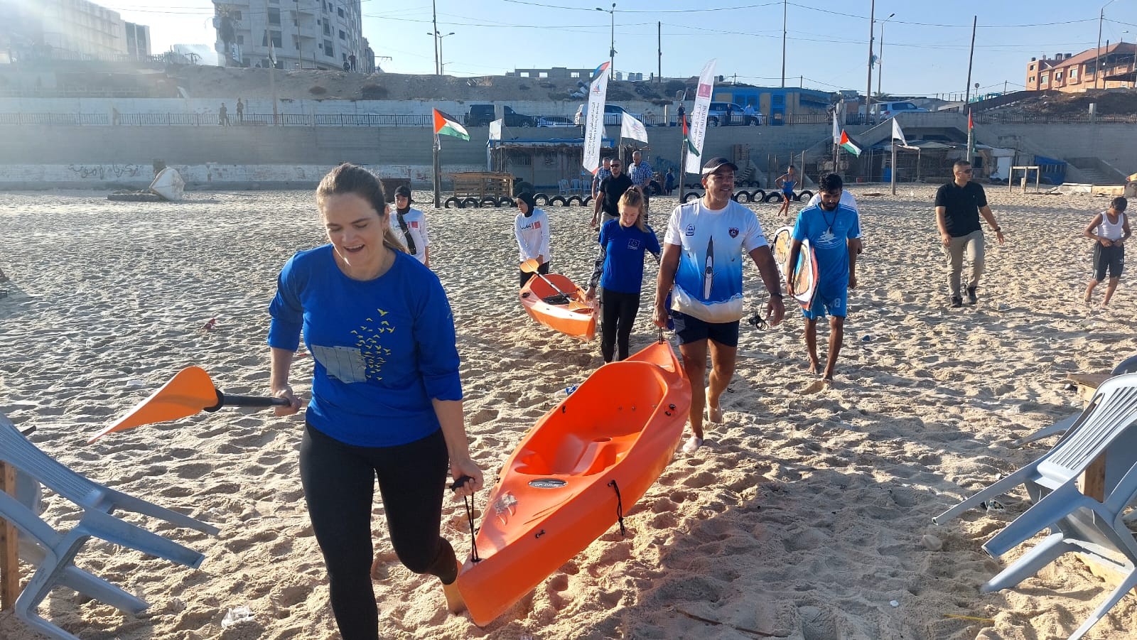 وفد من الاتحاد الأوروبي يمارس رياضة التجديف على شاطئ بحر غزة بدعوة من اتحاد الشراع والتجديف 8.jpg