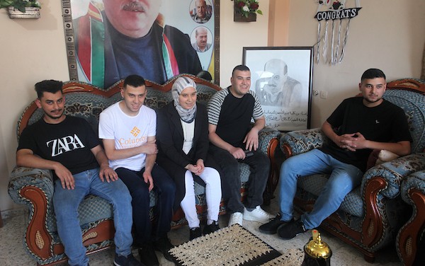 التوائم الأربعة الزعانين يحتفلون بتفوقهم في الثانوية العامة في بيت حانون شمال قطاع غزة.jpg