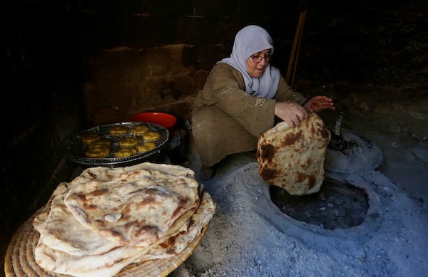 الفلسطينية فاطمة حماد ٥٧ عاما، تصنع خبز الطابون منذ أكثر من ٤٠ عاماً في بلدة جماعين جنوب مدينة نابلس 13.jpg