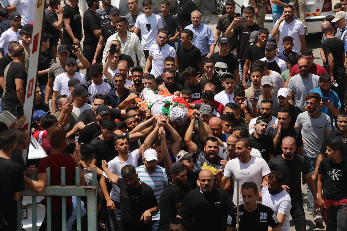 عشرات الآلاف يشيعون جثامين شهداء نابلس الثلاثة في موكب جنائزي مهيب 7.jpg