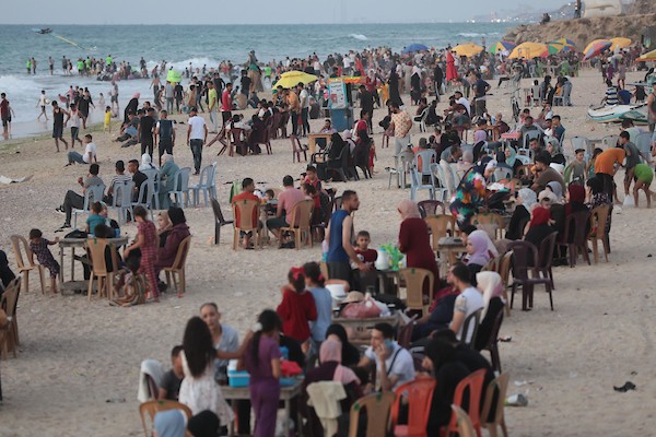 فلسطينيون يستمتعون بأوقاتهم على شاطئ بحر دير البلح في الجمعة الأولى بعد إعلان وقف إطلاق النار 19(1).jpg