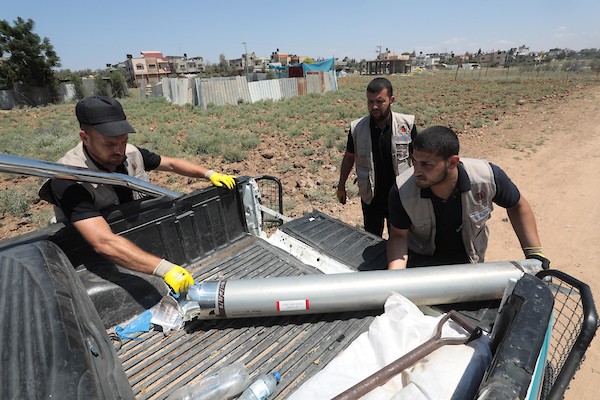 خبراء متفجرات فلسطينيون يعملون على إبطال بقايا الصواريخ الإسرائيلية التي لم تنفجر خلال العدوان الأخير على غزة 15(1).jpg