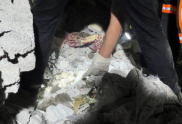 فلسطينيون وطواقم الدفاع المدني تجري عمليات بحث عن ناجين بعد استهداف منزل بغارة جوية إسرائيلية في مدينة رفح 5.jpg