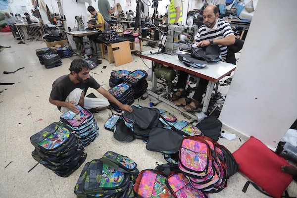 اقتراب العودة إلى المدارس يُنعش مصنع الحقائب في دير البلح 16.jpg