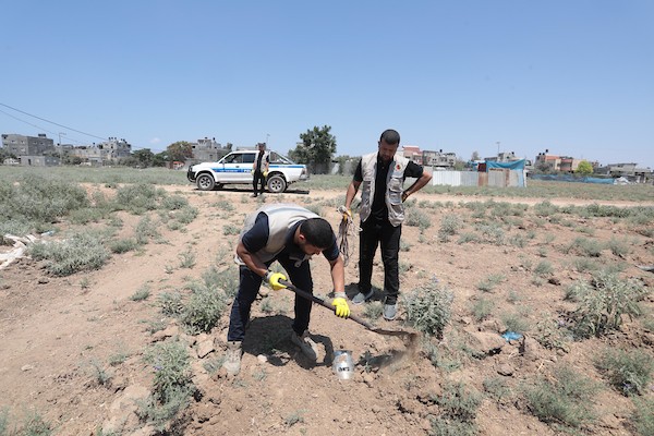 خبراء متفجرات فلسطينيون يعملون على إبطال بقايا الصواريخ الإسرائيلية التي لم تنفجر خلال العدوان الأخير على غزة 8.jpg