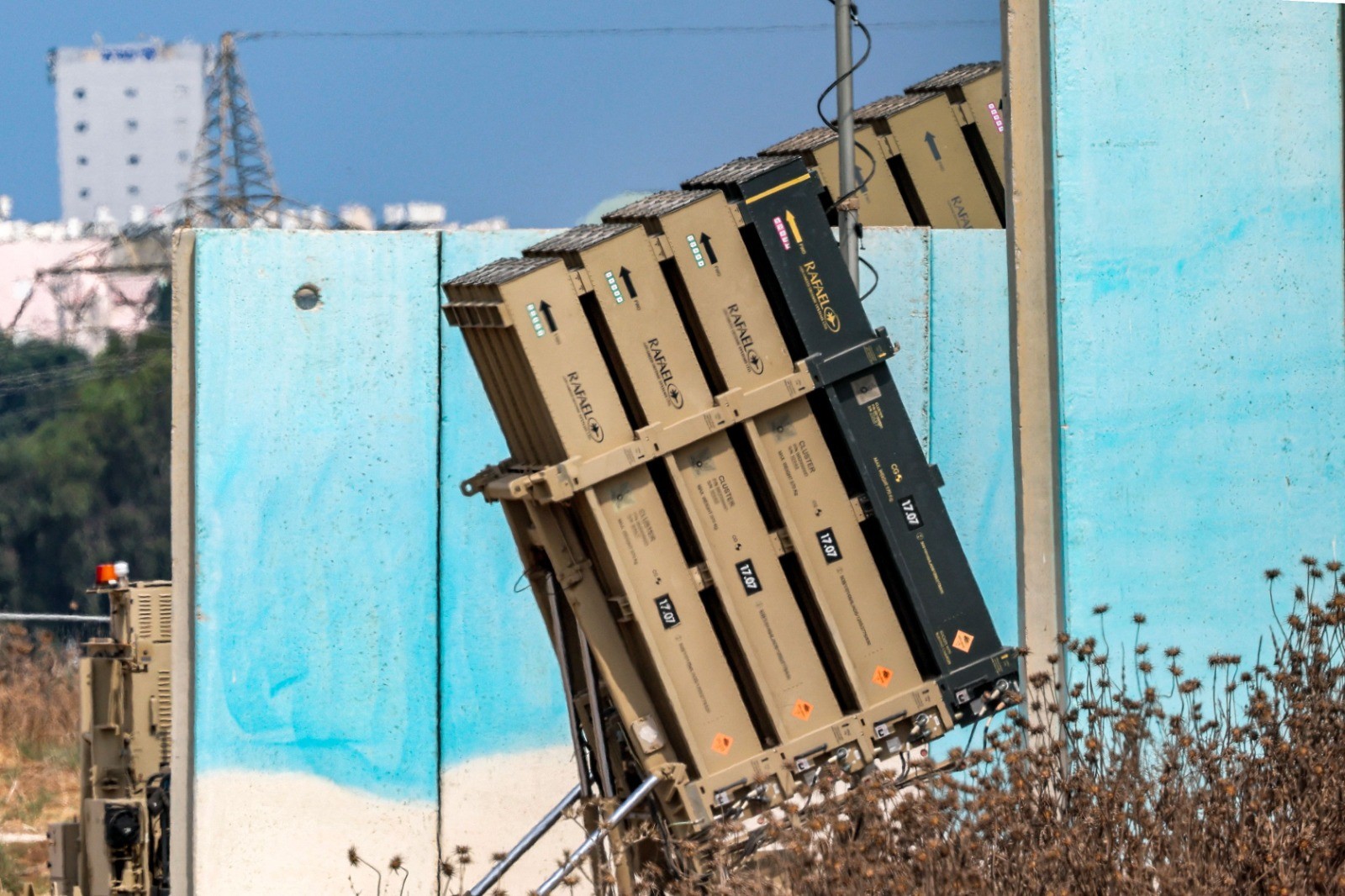 الجيش الاسرائيلي ينشر القبة الحديدية في اسدود  .. أ ف ب 5.jpg