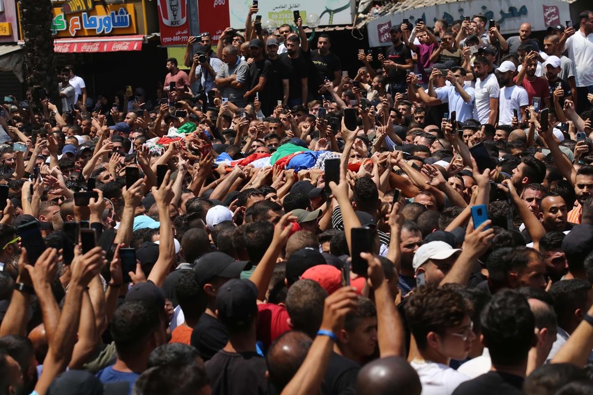 عشرات الآلاف يشيعون جثامين شهداء نابلس الثلاثة في موكب جنائزي مهيب 12.jpg