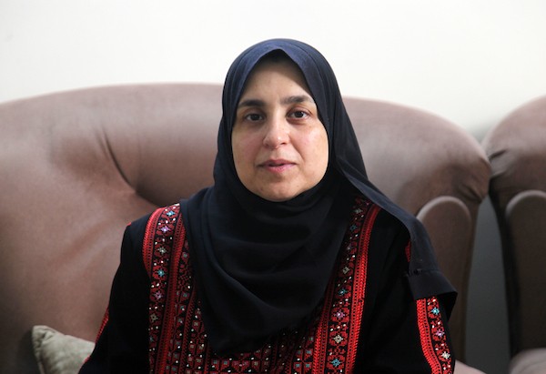 الفلسطينية هبة أبو جهل (46 عاماً) أن تعود للمقاعد الدراسة من جديد، وتحقق طموحها في الحياة بالنجاح في الثانوية العامة.jpg