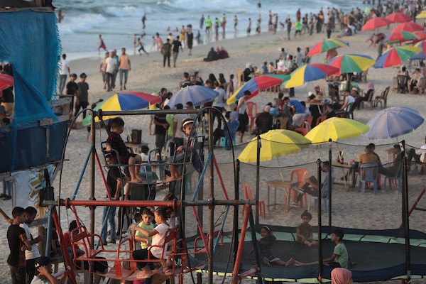 فلسطينيون يستمتعون بأوقاتهم على شاطئ بحر دير البلح في الجمعة الأولى بعد إعلان وقف إطلاق النار 10.jpg