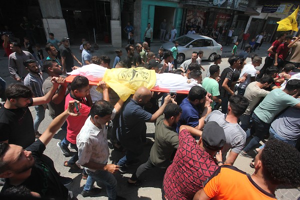 فلسطينيون يشعيون جثامين شهداء عائلة نجم الذين استشهدوا جراء غارة إسرائيلية في مقبرة الفالوجا في جباليا 6.jpg