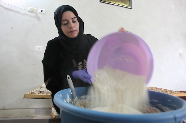 الفلسطينية أبو سعادة تُعيد إحياء صناعة أكلة الكِشك التراثية في خان يونس 14.jpg