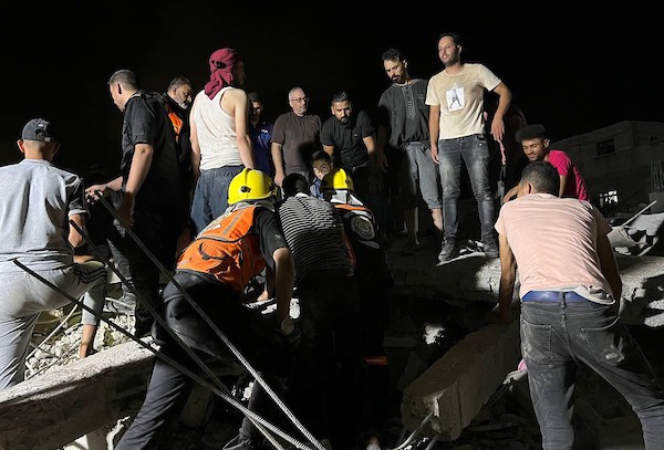 فلسطينيون وطواقم الدفاع المدني تجري عمليات بحث عن ناجين بعد استهداف منزل بغارة جوية إسرائيلية في مدينة رفح 0.jpg