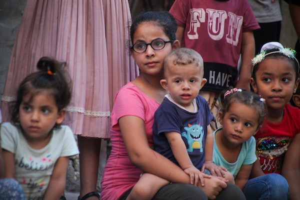 مهرجون فلسطينيون يشاركون في حدث ترفيهي للتفريغ النفسي عن الأطفال في أعقاب انتهاء العدوان الإسرائيلي على غزة 18.jpg