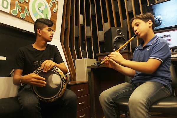 الطفل الفنان بشير الأيوبي (11 عاماً) يبدع في العزف على آلة الناي 2.jpg