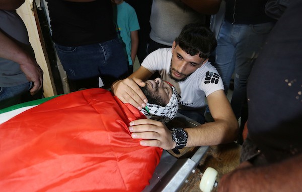 فلسطينيون يشيعون جثمان الشهيد محمد عرايشي الذي استشهد متأثرا بجروحه الخطيرة التي أصيب بها قبل حوالي أسبوعين في نابلس 0.jpg