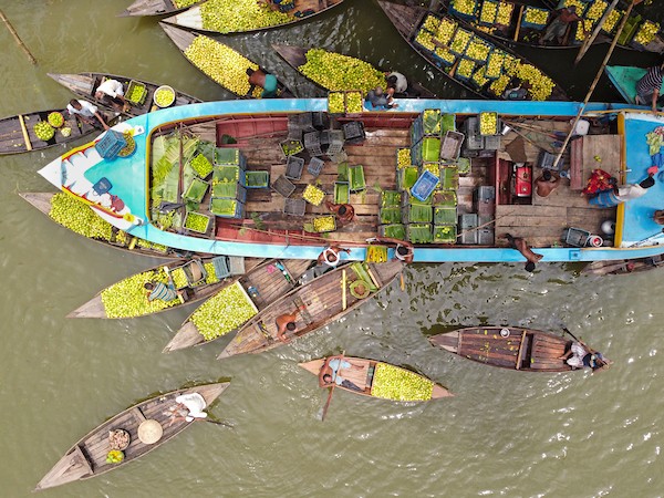 سوق عائم عمره 100 عام لبيع الجوافة على نهر باريسال في بنغلاديش.jpg