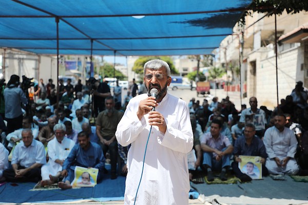 1صلاة الجمعة أمام مقر الصليب الأحمر في غزة تضامنا مع الأسرى الفلسطينيين في السجون الإسرائيلية 3.jpg