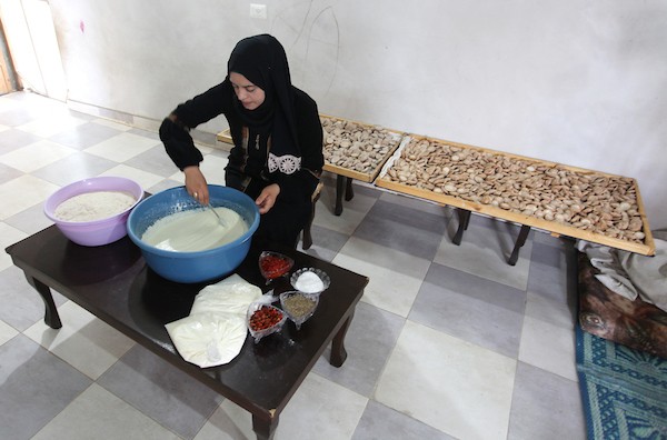 الفلسطينية أبو سعادة تُعيد إحياء صناعة أكلة الكِشك التراثية في خان يونس 1.jpg