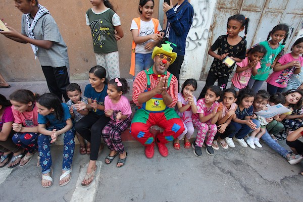 مهرجون فلسطينيون يشاركون في حدث ترفيهي للتفريغ النفسي عن الأطفال في أعقاب انتهاء العدوان الإسرائيلي على غزة 6.jpg