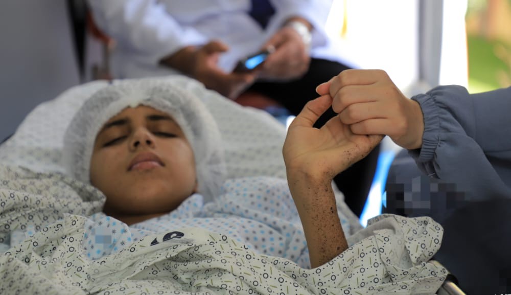 وزارة الصحة ومن خلال الطاقم الطبي المختص تنهي إجراءات نقل الجريحة الطفلة  رهف سلمان.jpg