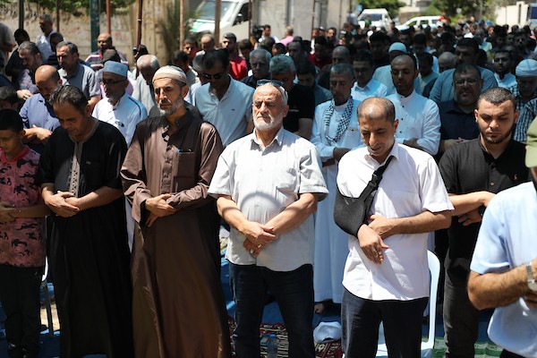 صلاة الجمعة أمام مقر الصليب الأحمر في غزة تضامنا مع الأسرى الفلسطينيين في السجون الإسرائيلية 15.jpg